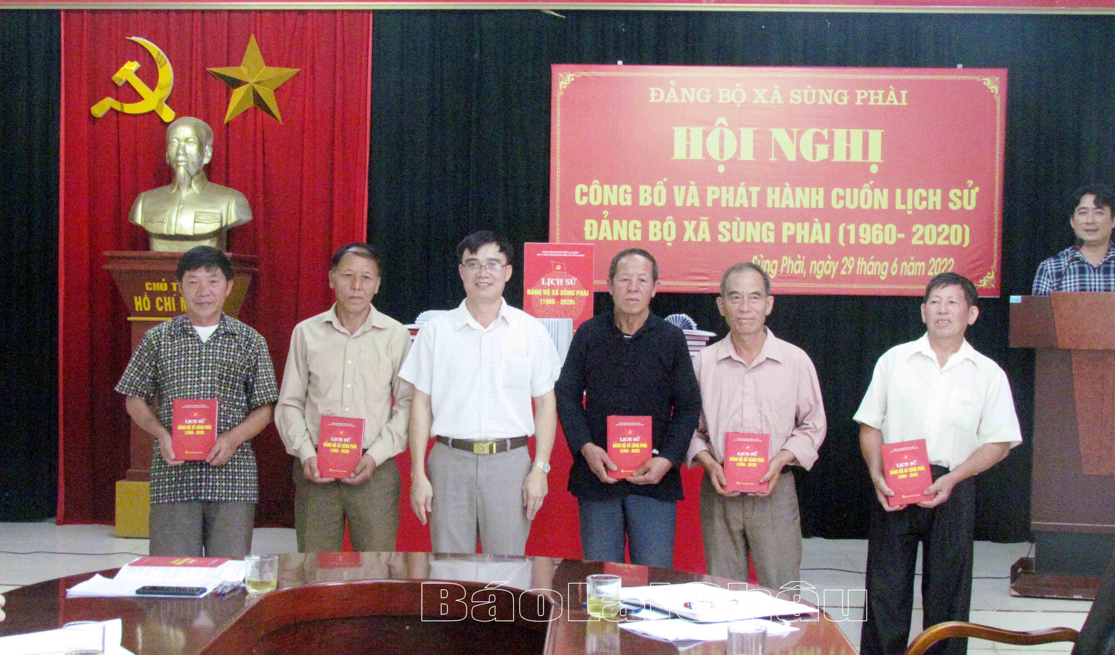 Đồng chí Đặng Văn Chung – Phó Bí thư Thường trực Thành ủy Lai Châu tặng cuốn lịch sử Đảng bộ xã Sùng Phài cho các đồng chí nguyên là lãnh đạo xã qua các thời kỳ. 